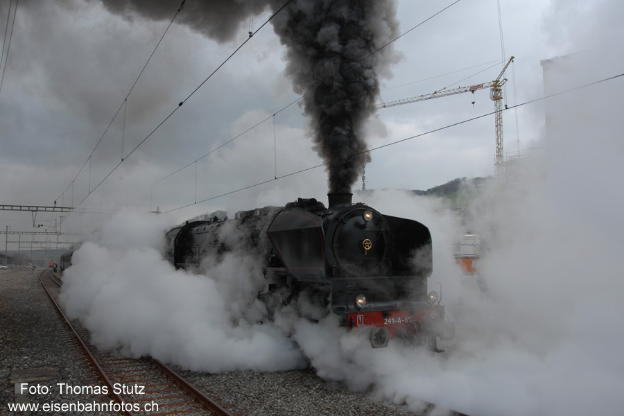 Abfahrt zum Ersten
Da der Dampfzug die Barriere wegen der Kreuzung nicht freilegen konnte, musste er vor der Abfahrt noch vorziehen.
