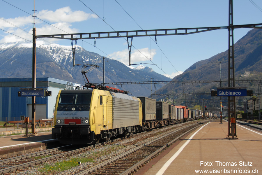 TX Logistik in Giubiasco
Die vorgespannte SBB-Lok über den Gotthard wurde leider in Bellinzona abgehängt,
so dass nur noch die Siemens Dispolok den Zug Richtung Luino fährt.
