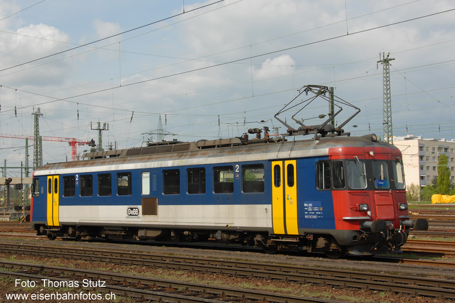 OeBB RBe in Basel Bad Bf
Auf die Übernahme eines Extrazuges aus Deutschland wartet der RBe 205 der OeBB (ehemals SBB-RBe 540 019-7) in Basel Bad Bf.
Das Ziel des Extrazuges ist - wie es sich für einen RBe gehört - an der Zugspitze angeschrieben.
