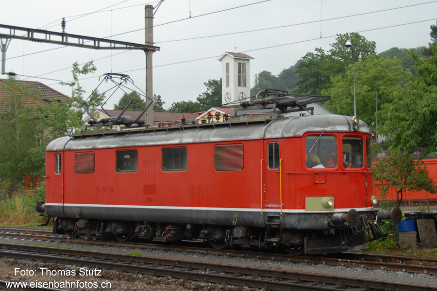 Re 4/4 I 10034
Die ehemalige Basler Waschlok 10034 machte heute eine Probefahrt von Koblenz nach Laufenburg.
Sie wird von [url=http://www.tee-classics.ch]TEE-Classics[/url] wieder in Betrieb gesetzt.
