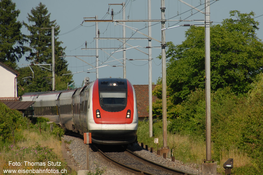 Kurvenfahrt nach Ligerz
Ein ICN hat soeben die Haltestelle Ligerz auf dem noch einspurigen Abschnitt am Bielersee passiert
und nähert sich der Weiche beim Übergang auf Doppelspur (Chavannes).
Sehr schön zu sehen sind die unterschiedlichen Neigeposititionen der einzelnen Wagen.
