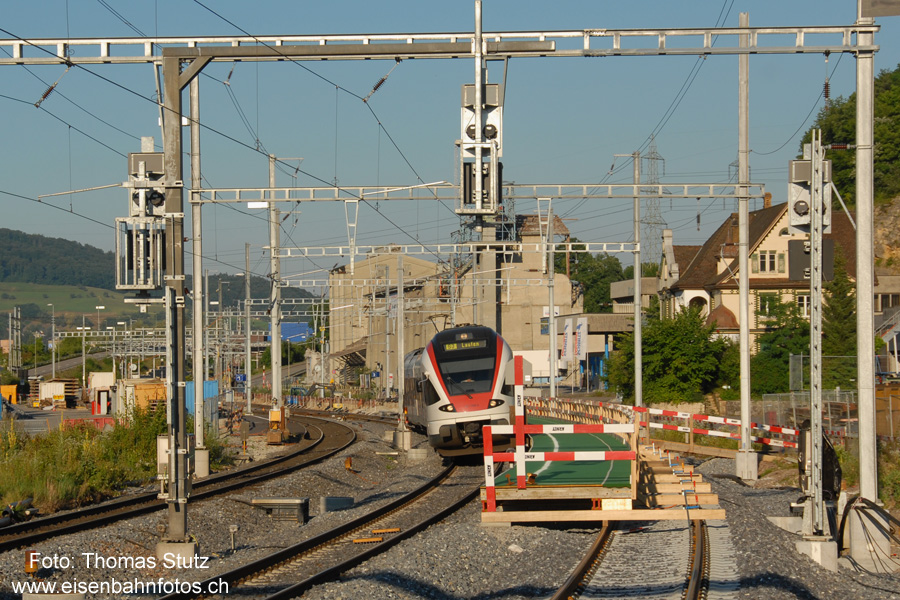 neuer Halteort in Lausen
In Lausen wurde der prov. Perron im Gleis 2 Richtung Basel verschoben,
damit am alten Standort (beim blauen Bagger im Hintergrund) das Gleis 3 umgebaut werden kann.
