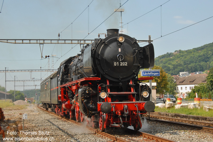 Massarbeit
Während der Ausfahrt passt die Stationstafel genau in die Umrisse der Dampflok ...
