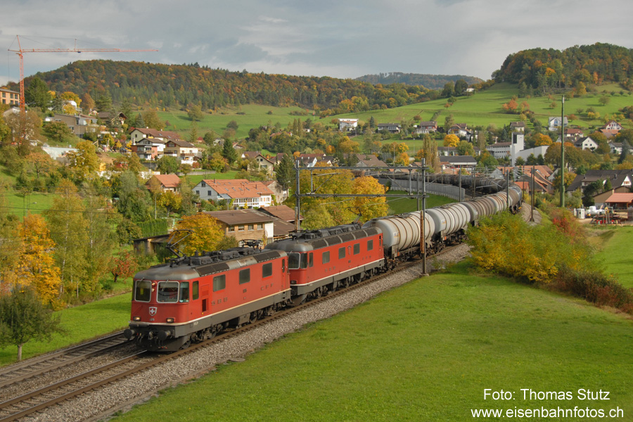 Re 10/10 mit Oelzug
