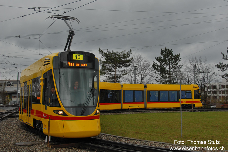 neues BLT-Tram "TANGO"
Heute war im Depot Hüslimatt in Oberwil "TANGO"-Premiere für das Publikum. Dabei wurden kurze Rundfahrten durch das Depot durchgeführt (wo die Geschichte von der Erfindung des Rades bis zum Bau des "TANGO" kurz zusammengefasst wurde).
