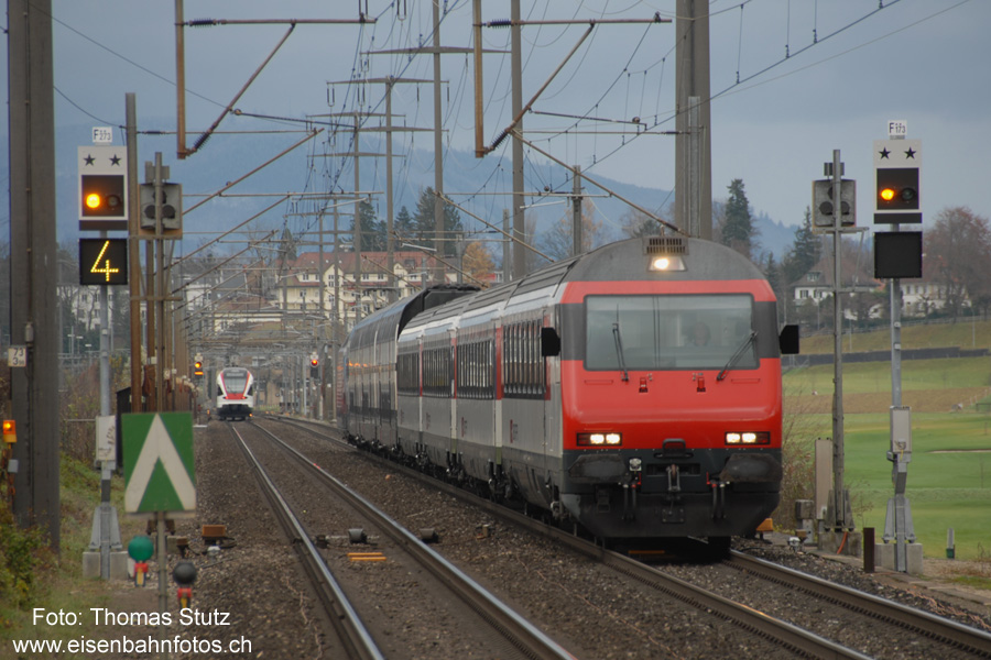 Blick Richtung Rheinfelden
Während sich von Rheinfelden der "Flugzug" nähert, der ab Fahrplanwechsel (14.12.08) neu in Rheinfelden halten wird, fährt der leere FLIRT in Rheinfelden zum Wenden ins Überholgleis ein. Am Einfahrsignal wird dafür der Fahrbegriff "kurze Einfahrt" (mit einem blinkendem Balken) signalisiert, was bedeutet, dass dieses Gleis kürzer als die anderen Gleise ist.
