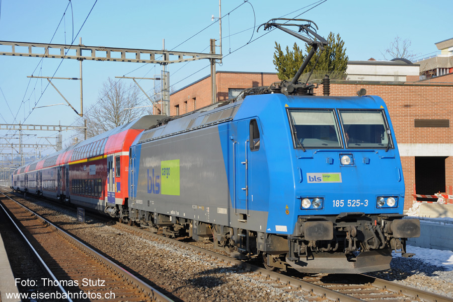 BR 185 mit S1 in Münsingen
Wegen verspäteter Ablieferung der "Lötschberger"-Züge werden die RE teilweise mit NINA (der S1) geführt.
Als Ersatz kommen auf der S1 u.a. deutsche Doppelstockwagen mit 2 BR 185 von BLS Cargo zum Einsatz.
