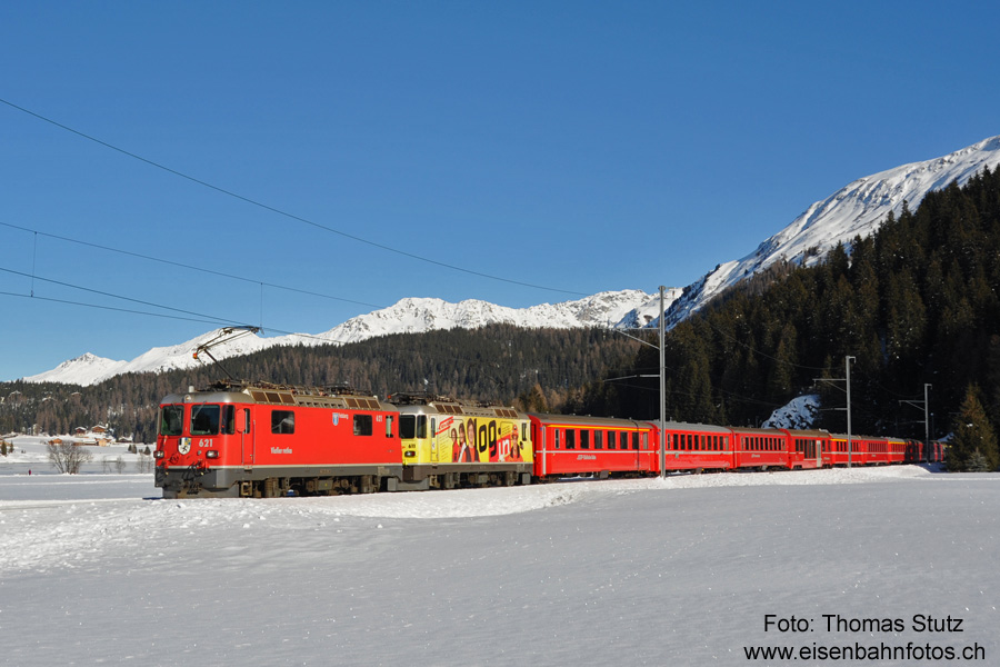 Doppeltraktion Ge 4/4 II
Für die mit Ge 4/4 II (statt Ge 4/4 III) geführten Züge wird durch die vielen Zusatzwagen eine Doppeltraktion benötigt.
Die zweite Lok bleibt mit den Zusatzwagen in Davos Platz und wird für die Rückfahrt dem Steuerwagen vorgespannt.
