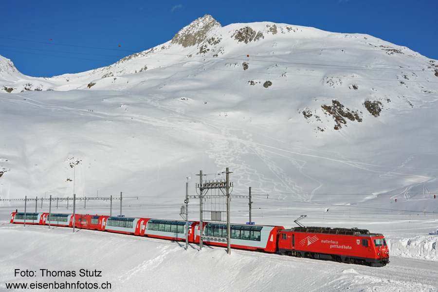 Glacier-Express auf dem Oberalppass
