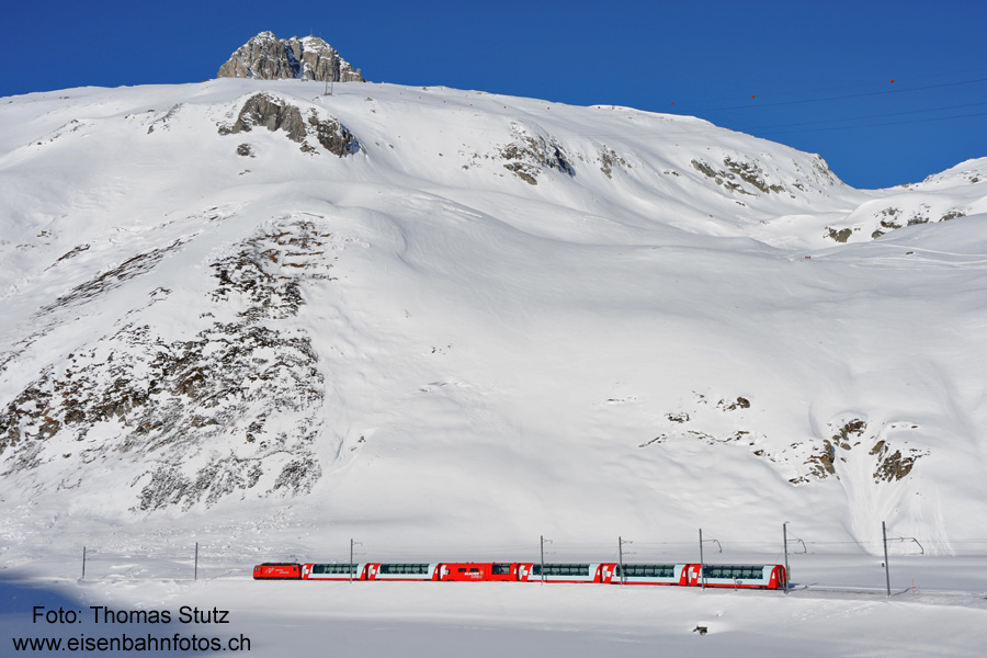 Blick über den schneebedeckten See
