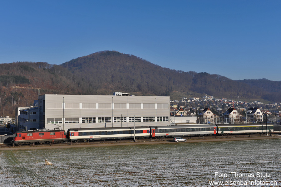 sehr kurzer IR
Am Wochenende verkehrt der IR 1774 Zürich HB - Aarau - Basel SBB planmässig mit nur 3 Wagen.
Es dürfte sich damit um den kürzesten lokbespannten Fernverkehrszug der SBB handeln.
