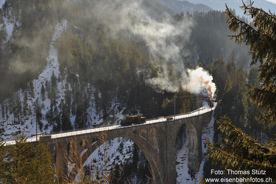 Wiesener Viadukt
Vor dem Viadukt hält der Dampfzug an und das Krokodil fährt alleine in den Bahnhof.
