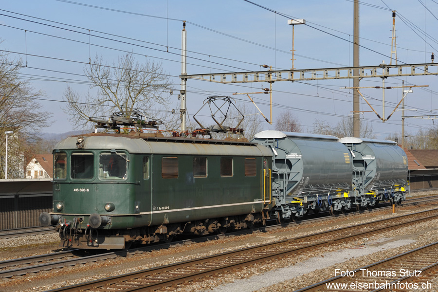 Re 4/4 I mit Testfahrzeugen
