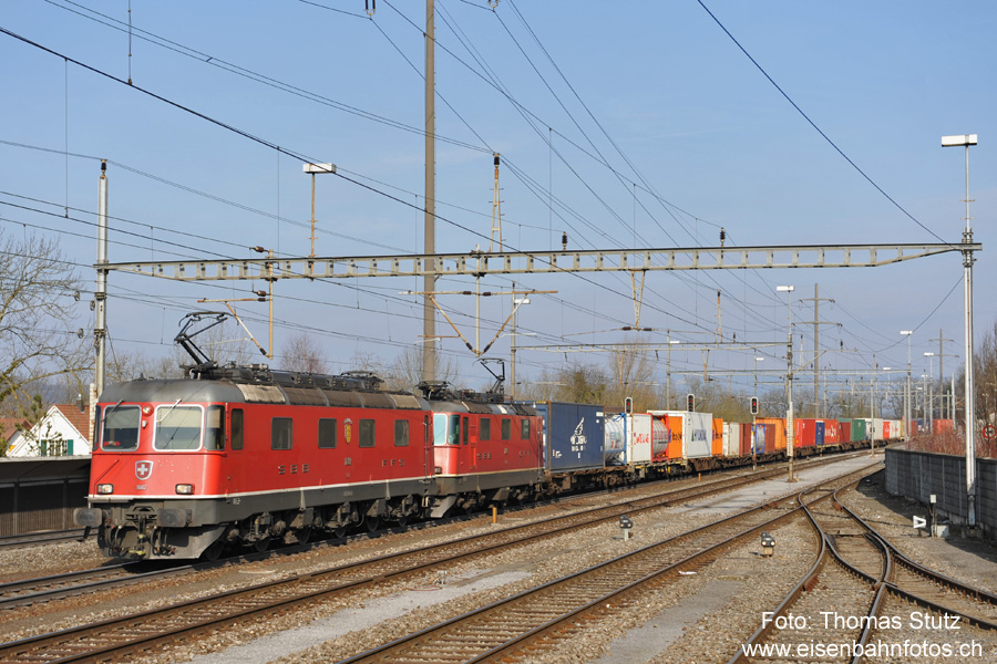 Re 10/10 mit buntem Containerzug
