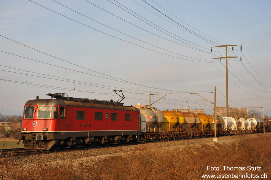 Re 6/6 mit Nahgüterzug ab Möhlin

