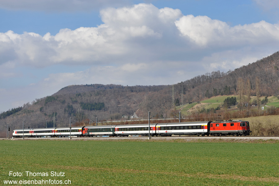 2 Steuerwagen, aber kein Pendelzug
Eine interessante Formation hat der IC 775 Basel SBB - Zürich HB von Montag bis Freitag:
er besteht aus einer Re 4/4 II und zwei EW4-Verstärkungsmodulen für Pendelzüge.
