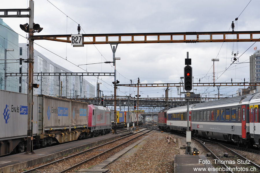 Einfahrende RoLa und abfahrender IR
