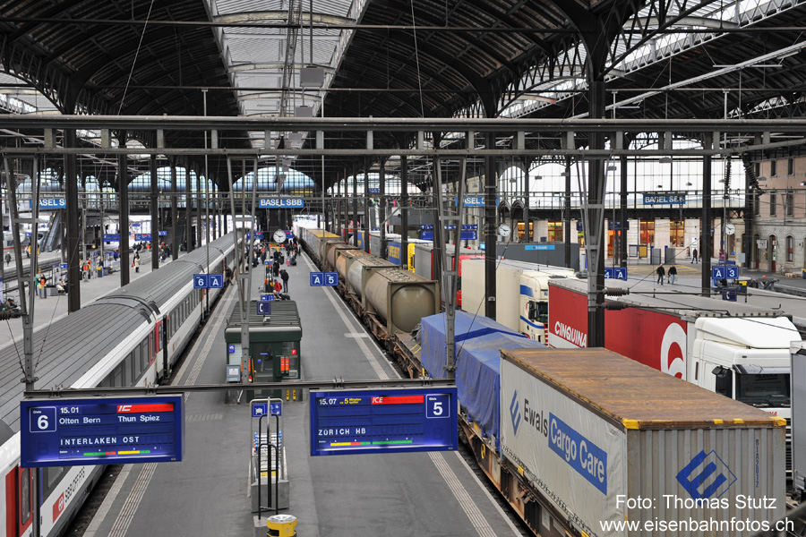 2 Güterzüge in der Bahnhofshalle
