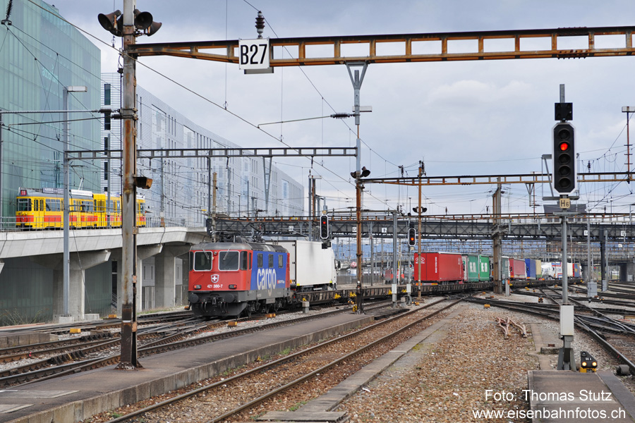 Querfahrt RoLa mit Schlusslok
Bei den RoLas kann durch die Umleitung via Basel SBB auf die Schleifenfahrt in Weil am Rhein verzichtet werden, mit der die Züge im Normalfall immer abgedreht werden müssen (damit die Verladerichtung in Freiburg/Brsg und Novara übereinstimmt).
