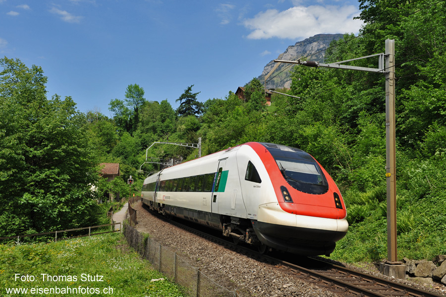 ICN auf dem "Seegleis" nach Süden
Wegen Bauarbeiten müssen die Züge Richtung Süden momentan zwischen Sisikon und Flüelen das "Seegleis"
statt das "Berggleis" benützen. Da dieses weniger Tunnelstrecke aufweist, ergeben sich somit zusätzliche Fotostellen.
