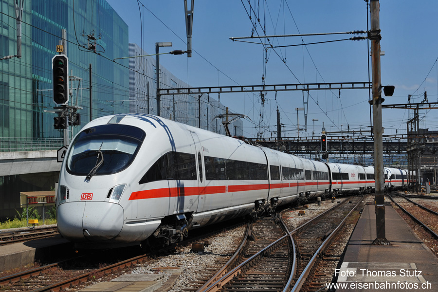 ICE T in Basel SBB
Nach einer Ersatzleistung für den verspäteten ICE 73 verlassen zwei 5-teilige ICE T den Bahnhof Basel SBB Richtung Heimat.
