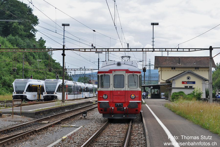 voller Bahnhof in Koblenz
Umsteigeknoten in Koblenz mit dem BDe 4/4 und 3 GTW-Zügen (wovon einer der GTW nur als Spiegelung im GTW auf Gleis 3 zu sehen ist).
