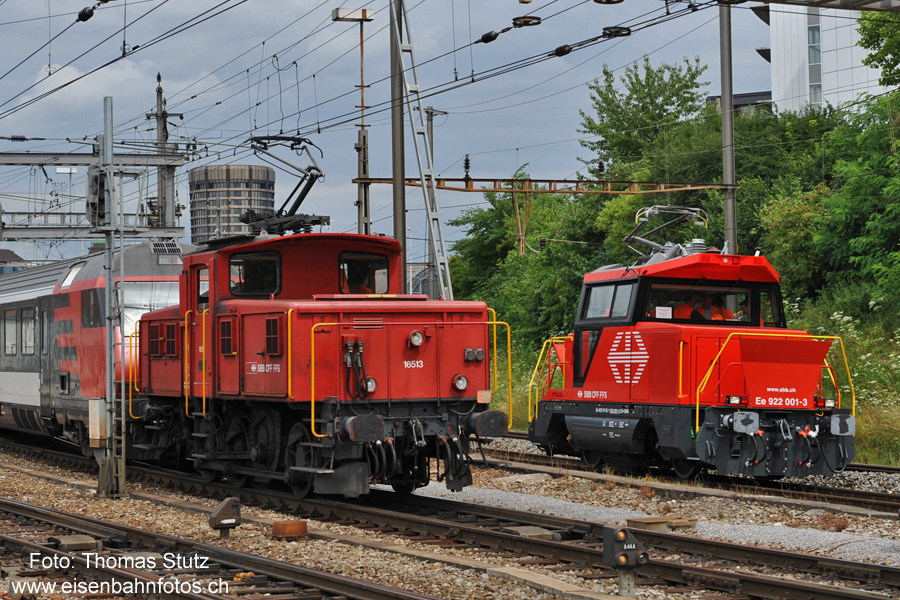 Ee 3/3 II + Ee 922
Treffen mit einer der in Basel stationierten und zu ersetzenden Rangierloks Ee 3/3 II.

