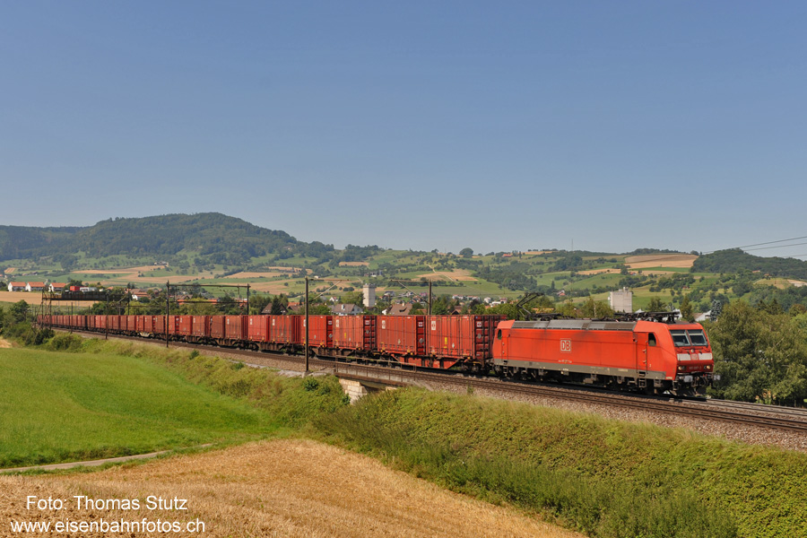 BR 185 mit roten Containern
