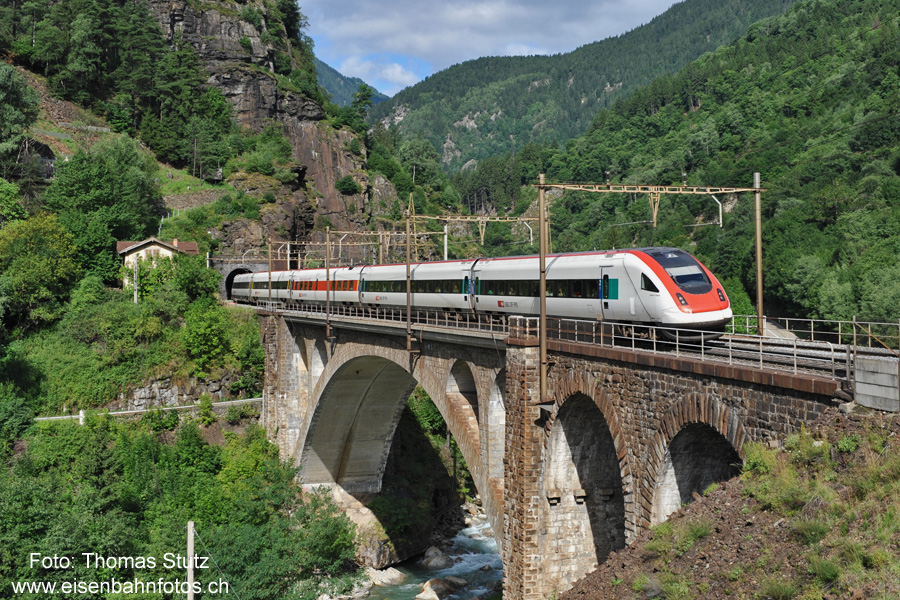 ICN auf dem Polmengo-Viadukt
