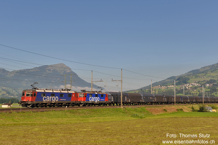 Re 10/10 "cargo" mit Ganzzug
