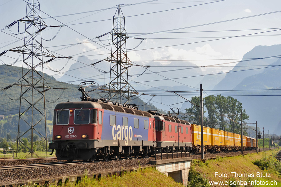 Postzug mit "nur" 2 Re 6/6
Der auch schon fotografierte Postzug, der planmässig mit 3 Re 6/6 verkehrt, hat ausnahmsweise "nur" 2 Re 6/6.
