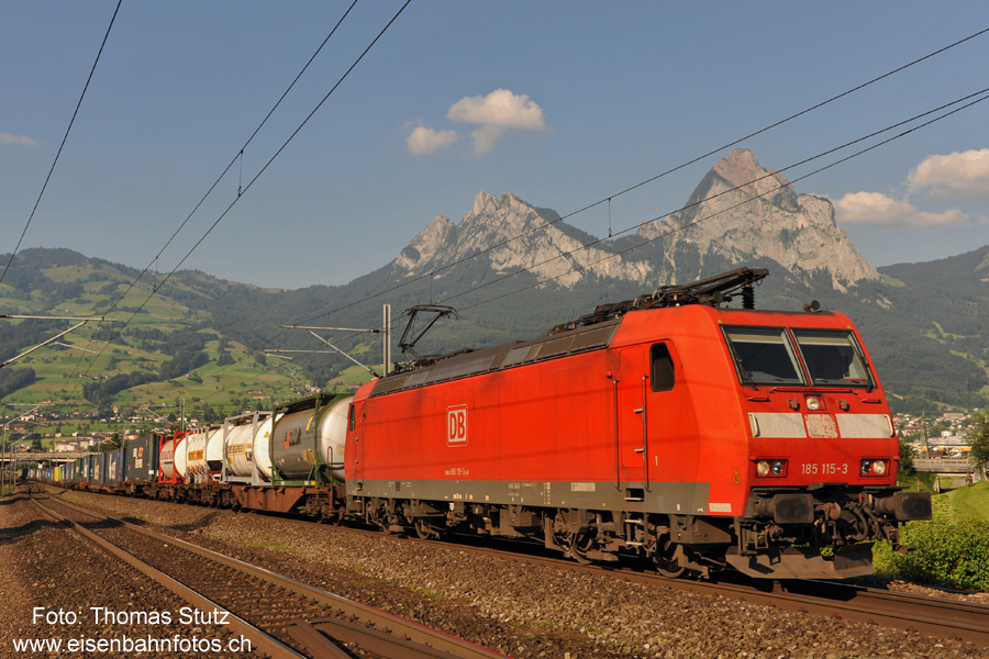 BR 185 mit Containerzug
