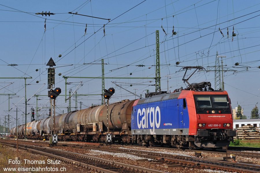 Re 482 mit Kesselwagen
