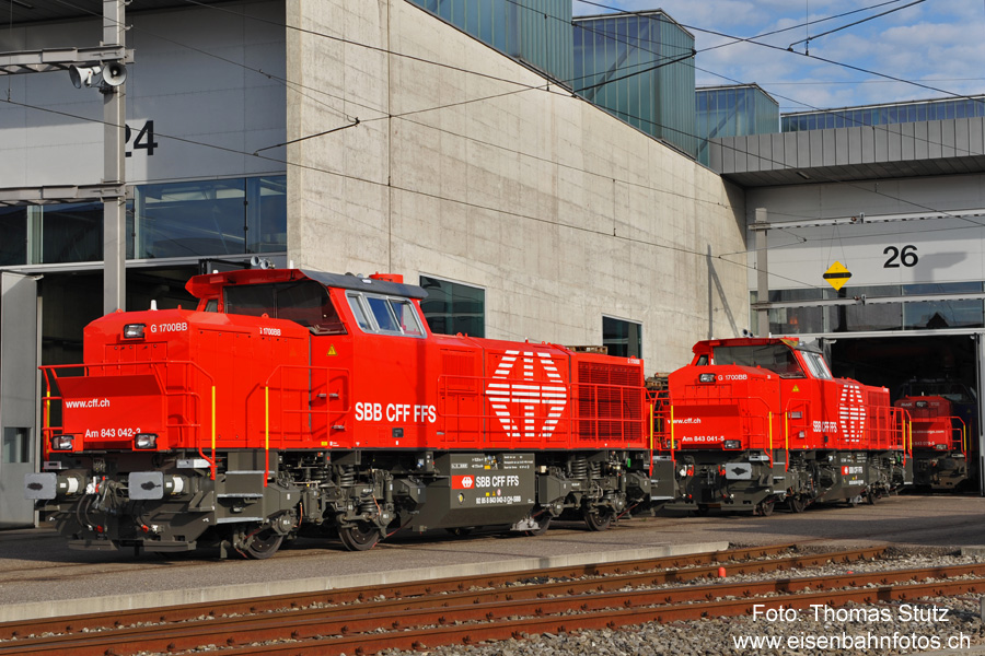 neue Diesel-Rangierloks für SBB Personenverkehr
Mit Übergabedatum vom 30.09.09 sind 2 von 3 neuen Rangierloks Am 843 für SBB Personenverkehr in der Schweiz eingetroffen.
