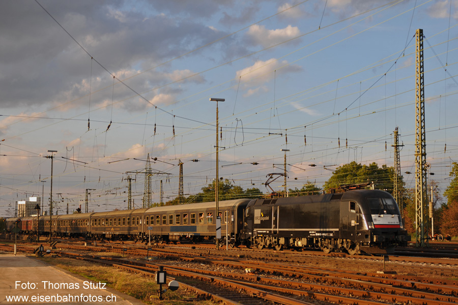 IGE-Sonderzug mit Ersatzlok
Nach einem Defekt der eingesetzten historischen Lok E18 047 (wurde mit einer 1020 ab Wirtheim nach Mannheim geschleppt),
kam ab Mannheim eine moderne Ersatzlok der Mittelweserbahn zum Einsatz.
