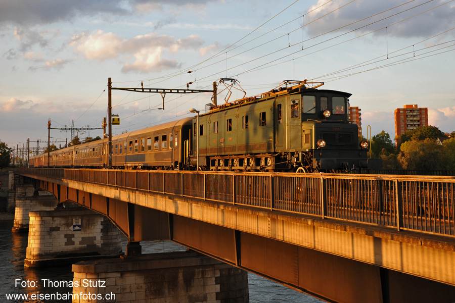 Ae 4/7 mit den letzten Sonnenstrahlen
Durch die mehr als 2,5 Stunden Verspätung reichte es nur noch auf der Rheinbrücke für die letzten Sonnenstrahlen.
Die ursprünglich geplante Fotostelle lag schon längst im Schatten ...
