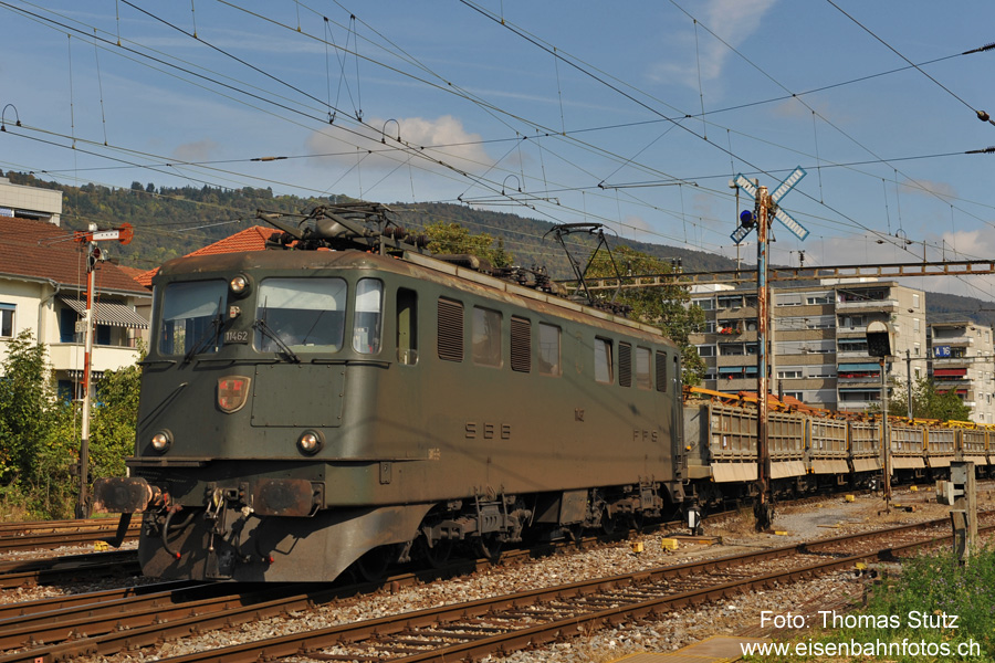 grüne Ae 6/6 mit mechanischen Signalen
