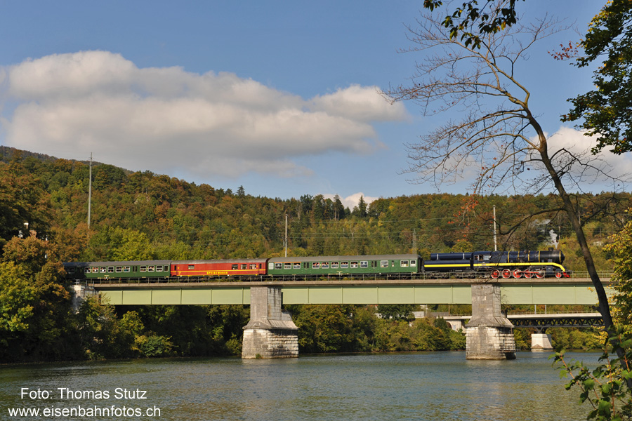 alle 3 Wagen auf der Brücke
