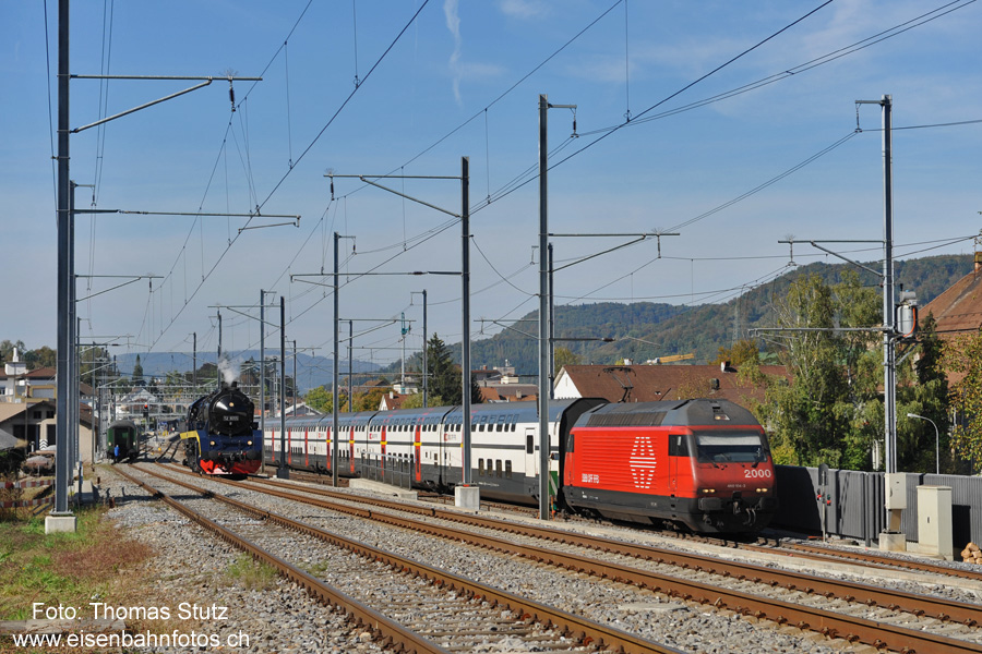 Dampflok und Re 460
Während der Dampfzug für die Nachmittagsfahrt in Sissach umfahren wird, passiert eine Re 460 mit einem IC-Dosto den Bahnhof.
