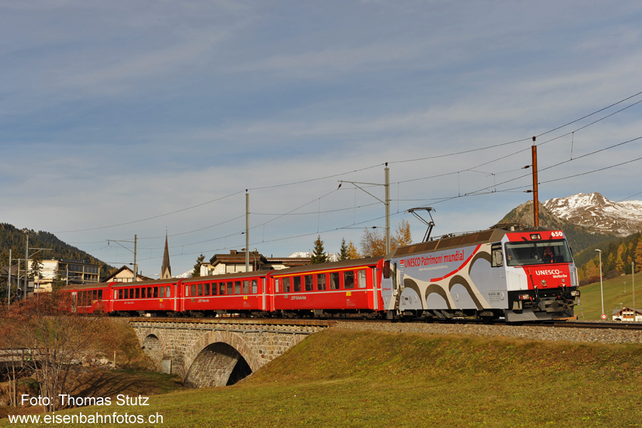 Ausfahrt Davos Platz
Nach einem Aufenthalt von einer guten halben Stunde fährt der RE aus Landquart ab Davos Platz als Regio nach Filisur weiter.
Genügend Zeit für einen Standortwechsel (per Bus) und den gleichen Zug nach dem Bahnhof Davos Platz nochmals zu fotografieren.
