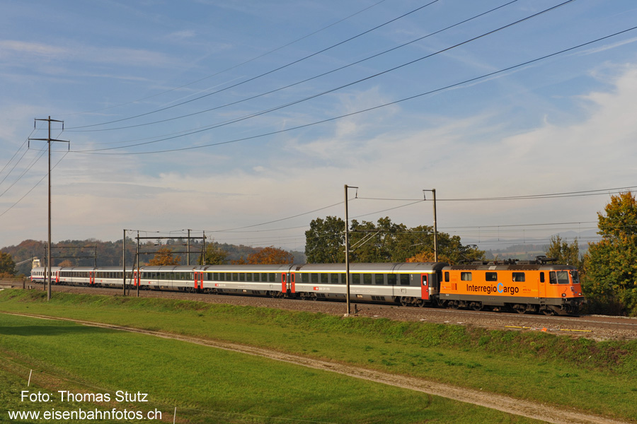 "InterregioCargo" mit IR bei Mumpf
Die Kompositionen der IC Schweiz - Belgien (inkl. belgischem Wagen) werden auch im innerschweizerischen Verkehr verwendet.

