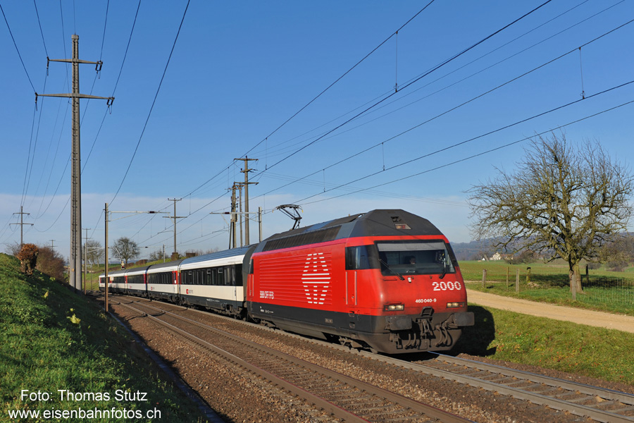 Flugzug mit EW4-Kurzpendelzug
Wieder einmal eine neue Zugbildungsvariante beim Flugzug: ein EW4-Umlauf wurde (Mo-Fr) auf 5 Wagen gekürzt,
die übrigen Wagen verkehren als Modul und bleiben ausserhalb der Hauptverkehrszeit in Basel.

