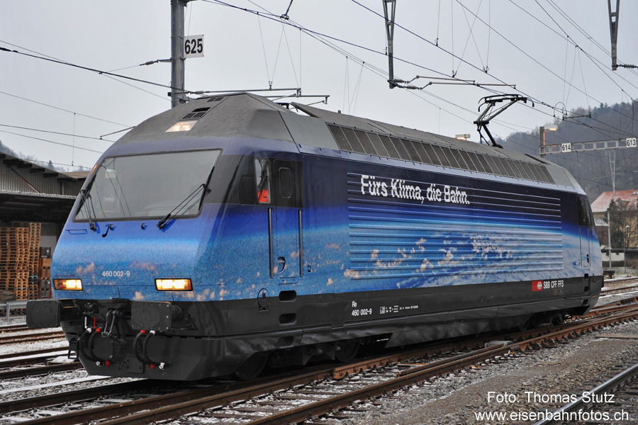 Re 460 bereit zur Übernahme des Zuges
