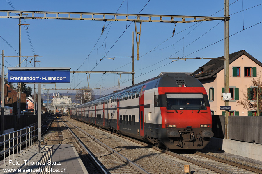 IC-Dosto
Bei diesem IC-Dosto handelt es sich um einen Leermaterialzug, der sozusagen eine "Warteschleife" via Frenkendorf fährt,
um in Liestal hinter 2 durch den Adlertunnel fahrenden Zügen eingereiht zu werden.
