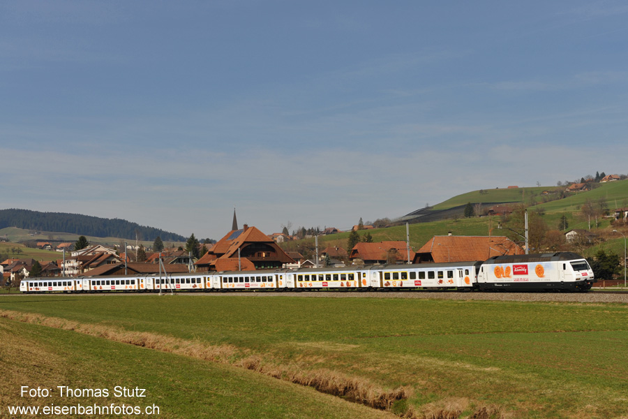 Werbezug "Kambly"
Nach der Präsentation am 20.03.2010 ist ein kompletter EW3-Pendel zwischen Bern und Luzern als Werbezug für Kambly unterwegs. Eingesetzt wird der Zug Dienstag - Sonntag in den im Kursbuch entsprechend bezeichneten Züge ("Kambly-Zug").
