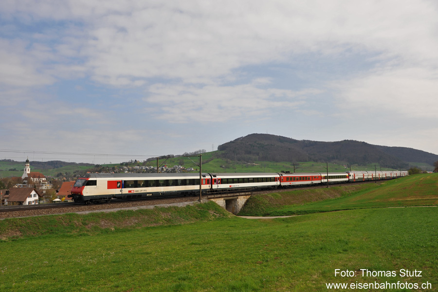 "Speisewagen-Modul"
Der IC-Dosto, der Mo-Fr in einem "Flugzug"-Umlauf ist, fährt am Wochenende als IC Basel - Chur (im Umlauf, der Mo-Fr mit ICN geführt wird).
Damit der IC - wie es sich gehört - über eine Verpflegungsmöglichkeit verfügt, wird dem Dosto ein Modul mit einem Speisewagen angehängt.
