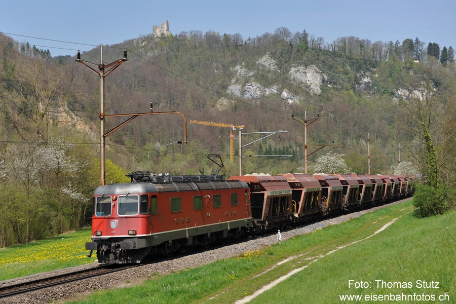 Re 6/6 mit Kieszug
Nur eine halbe Stunde nach dem Extra-Güterzug durchfährt bereits die nächste Re 6/6 das Laufental.
