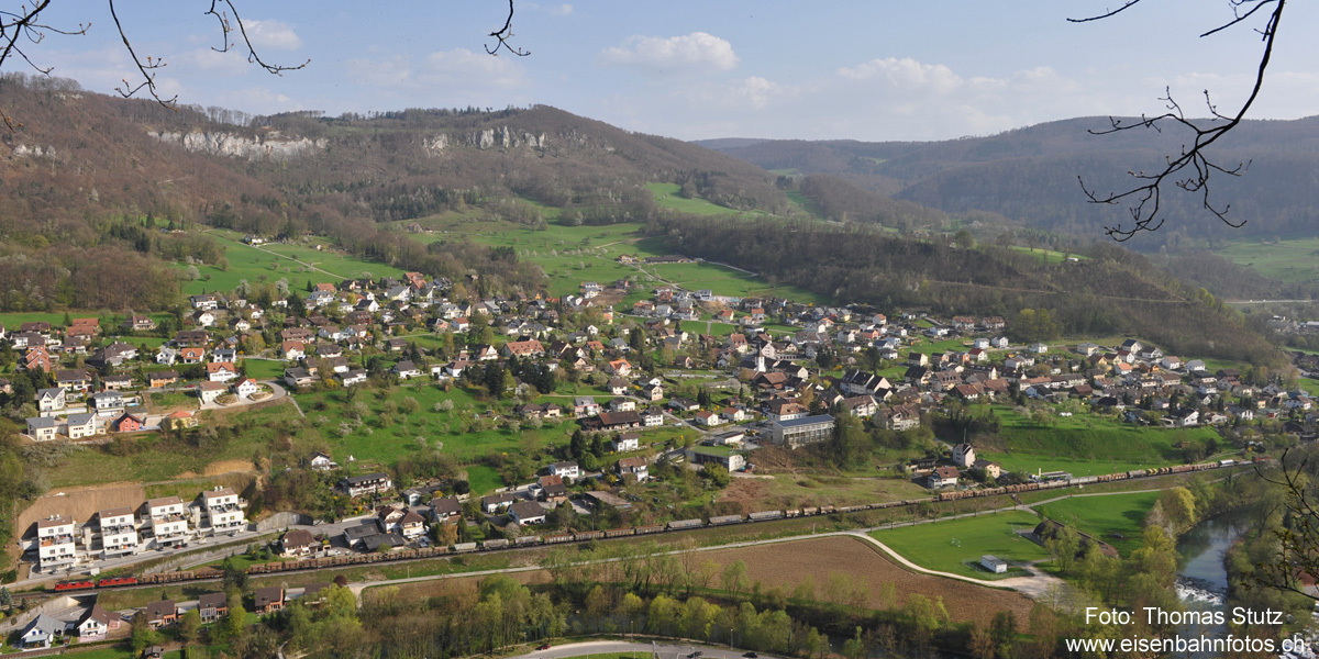 langer Güterzug im Panoramaformat
Der abendliche Güterzug 62133 ist mit 600m (1600 to) fast so lang wie das ganze Dorf Duggingen.

