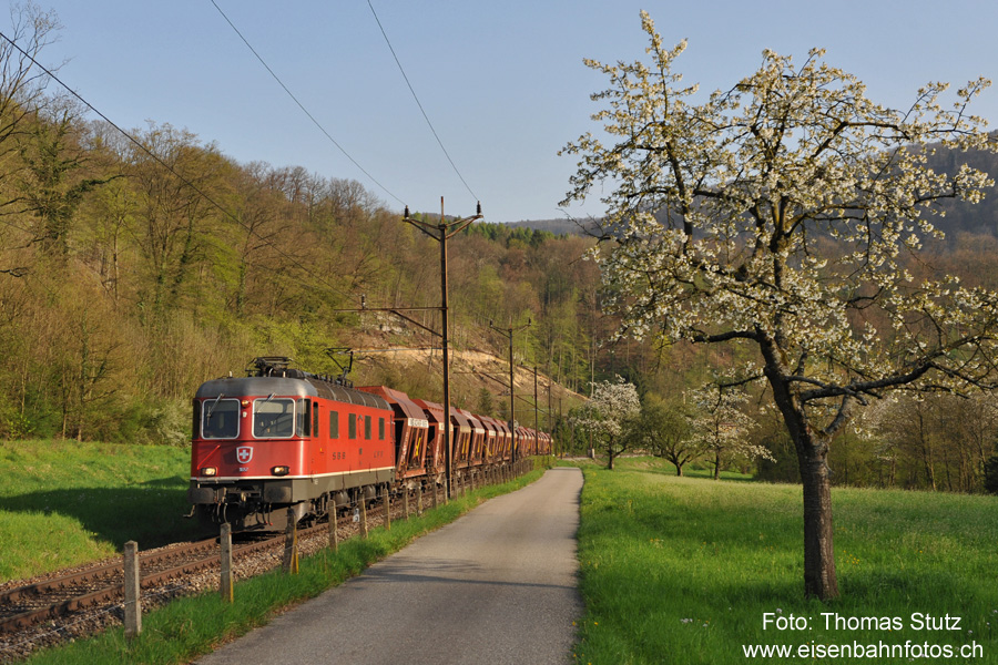 Rückfahrt leerer Kieszug
Der Kieszug vom Mittag kehrt am Abend wieder leer zurück.
Da er genau eine Stunde vorzeitig verkehrt, reicht es gerade noch für die letzten Sonnenstrahlen.
