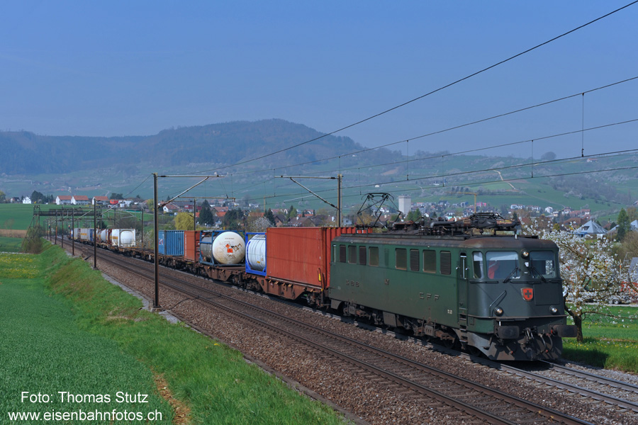 Ae 6/6 mit kürzerem Containerzug
